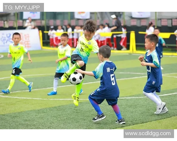 小学足球舞蹈视频展示孩子们的活力与创造力，快乐运动从小开始