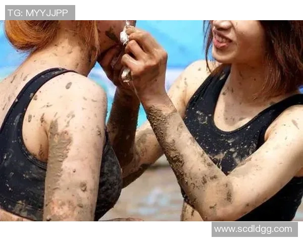 泥泞赛场上的青春力量足球女孩在泥浆中绽放无畏风采